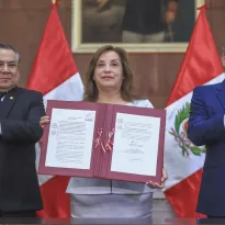 NORMA. Dina Boluarte promulgó la ley APCI en abril junto al primer ministro Gustavo Adrianzén y al canciller Elmer Schialer.