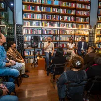 ENTRE LIBROS. El programa Aliados/as celebró su aniversario en la librería Book Vivant junto a los fundadores de OjoPúblico.