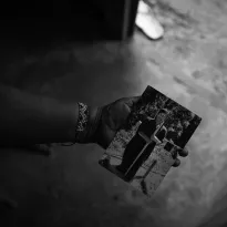 RETRATO DE FAMILIA. Ergilia Rengifo sostiene una foto de su marido, Jorge Ríos, líder ashéninka de Saweto asesinado por las mafias de tala ilegal, en 2014.