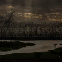 PERSISTENCIA. Una fotografía histórica de indígenas, exhibida en el barco-museo Ayapua, se yuxtapone con una vista actual del río Itaya para representar las huellas de la violencia cauchera.