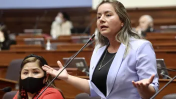 Es falsa la versión de la congresista Ramírez acerca de que Martín Vizcarra cerró el Congreso de forma inconstitucional