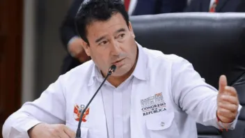 Es engañosa la versión del congresista Martínez sobre que el gobierno de Toledo quitó la facultad de investigar a la Policía .