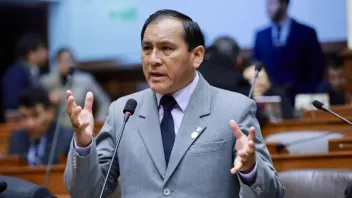 El reglamento del Congreso y especialistas consultados desmienten al congresista Flavio Cruz, vocero de la bancada de Perú Libre. 